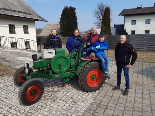 Oldtimer-Traktor Übergabe